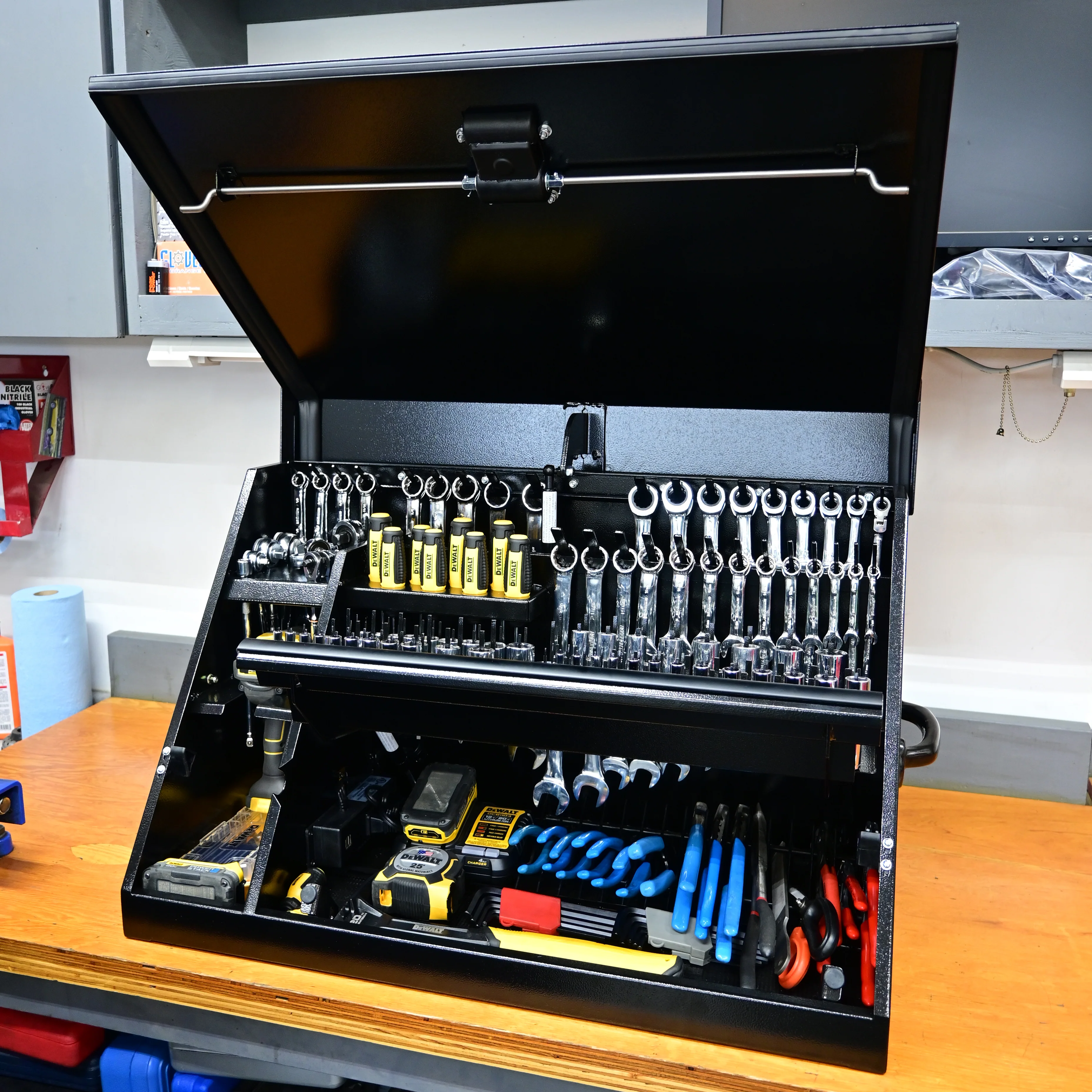 DeWalt 30" x 15" Triangle Toolbox in Black - Image 10