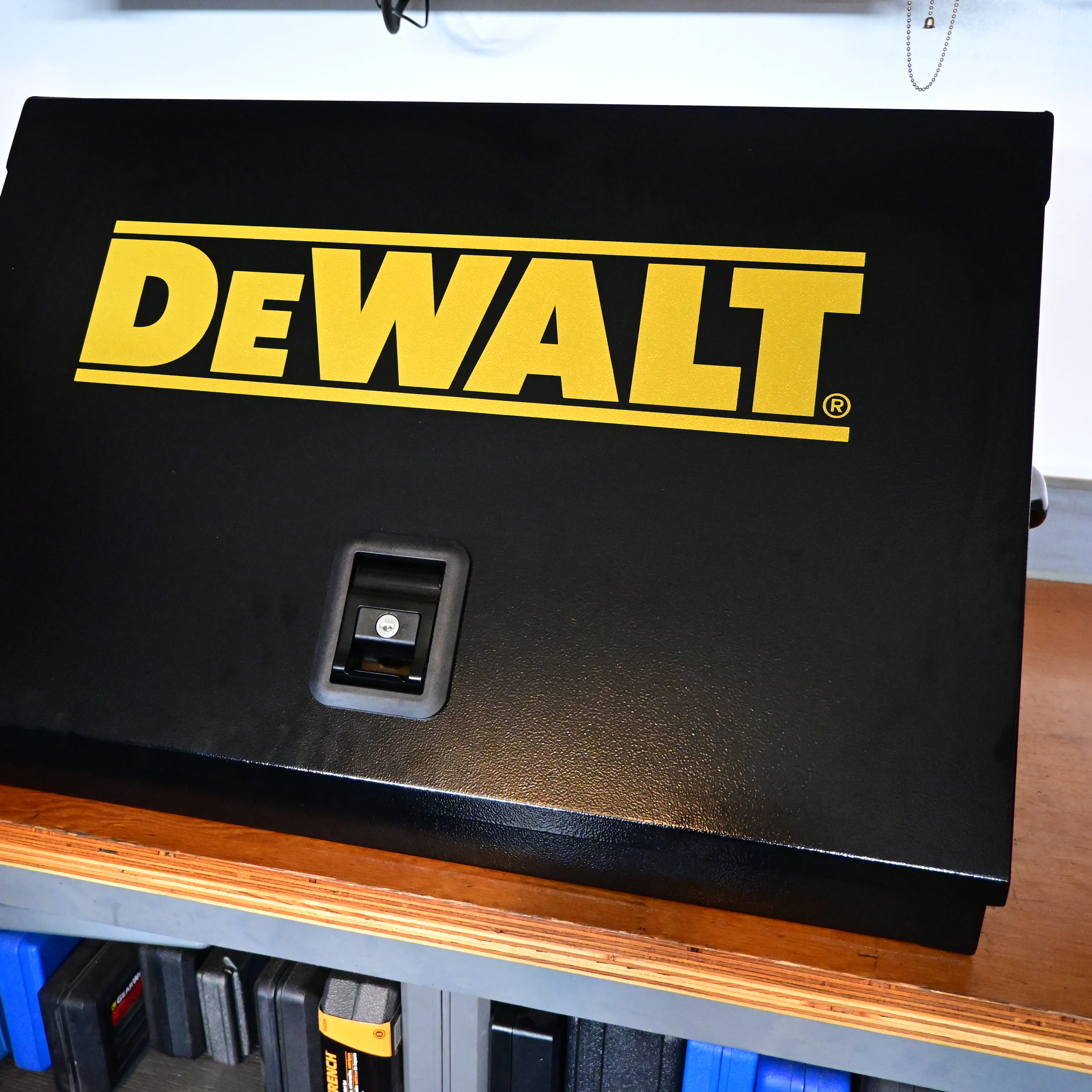 DeWalt 30" x 15" Triangle Toolbox in Black - Image 11