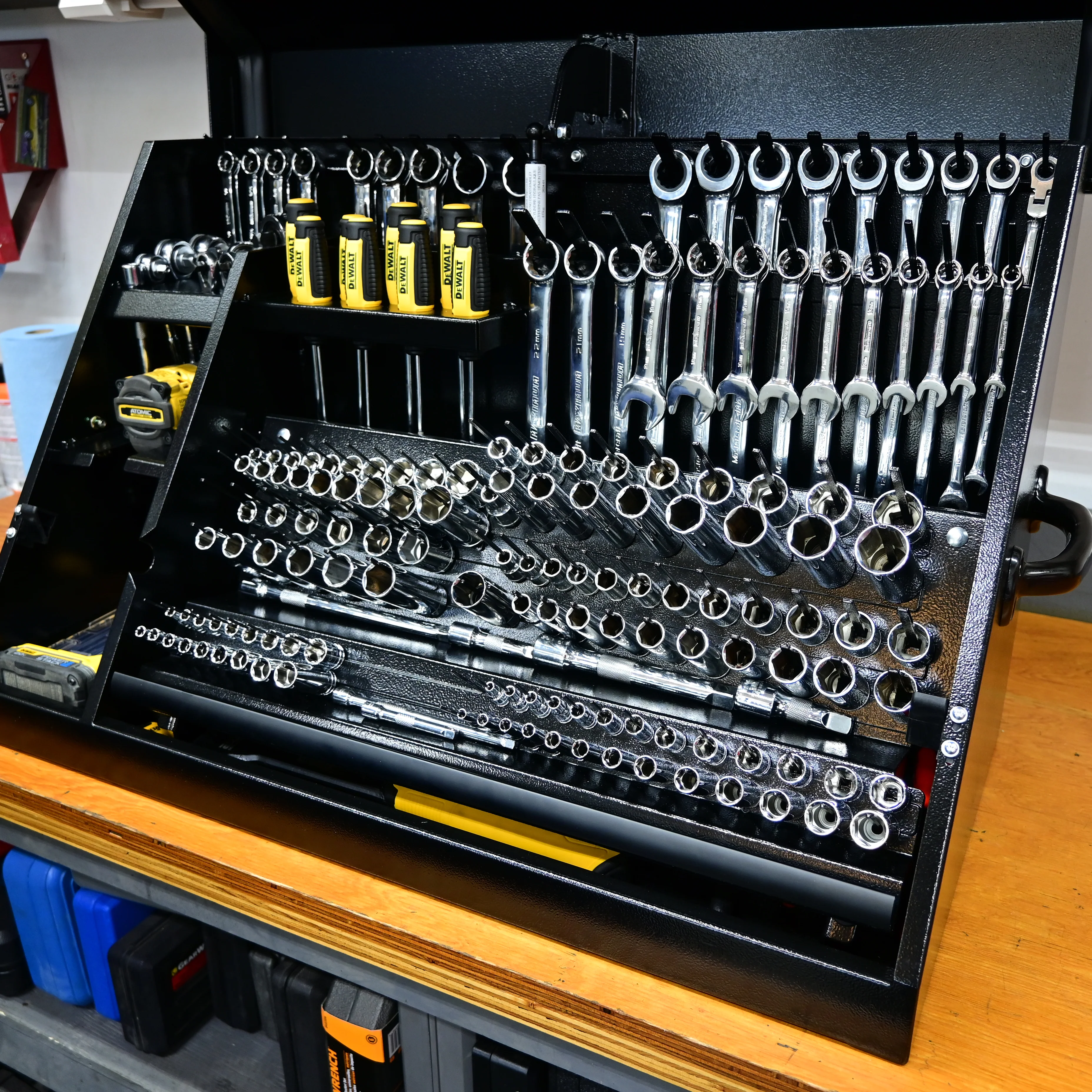 DeWalt 30" x 15" Triangle Toolbox in Black - Image 4
