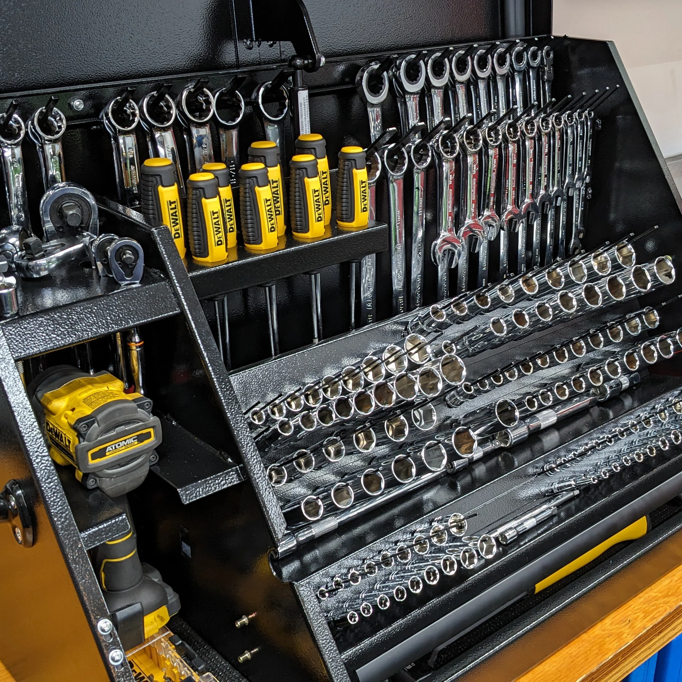 DeWalt 30" x 15" Triangle Toolbox in Black - Image 9